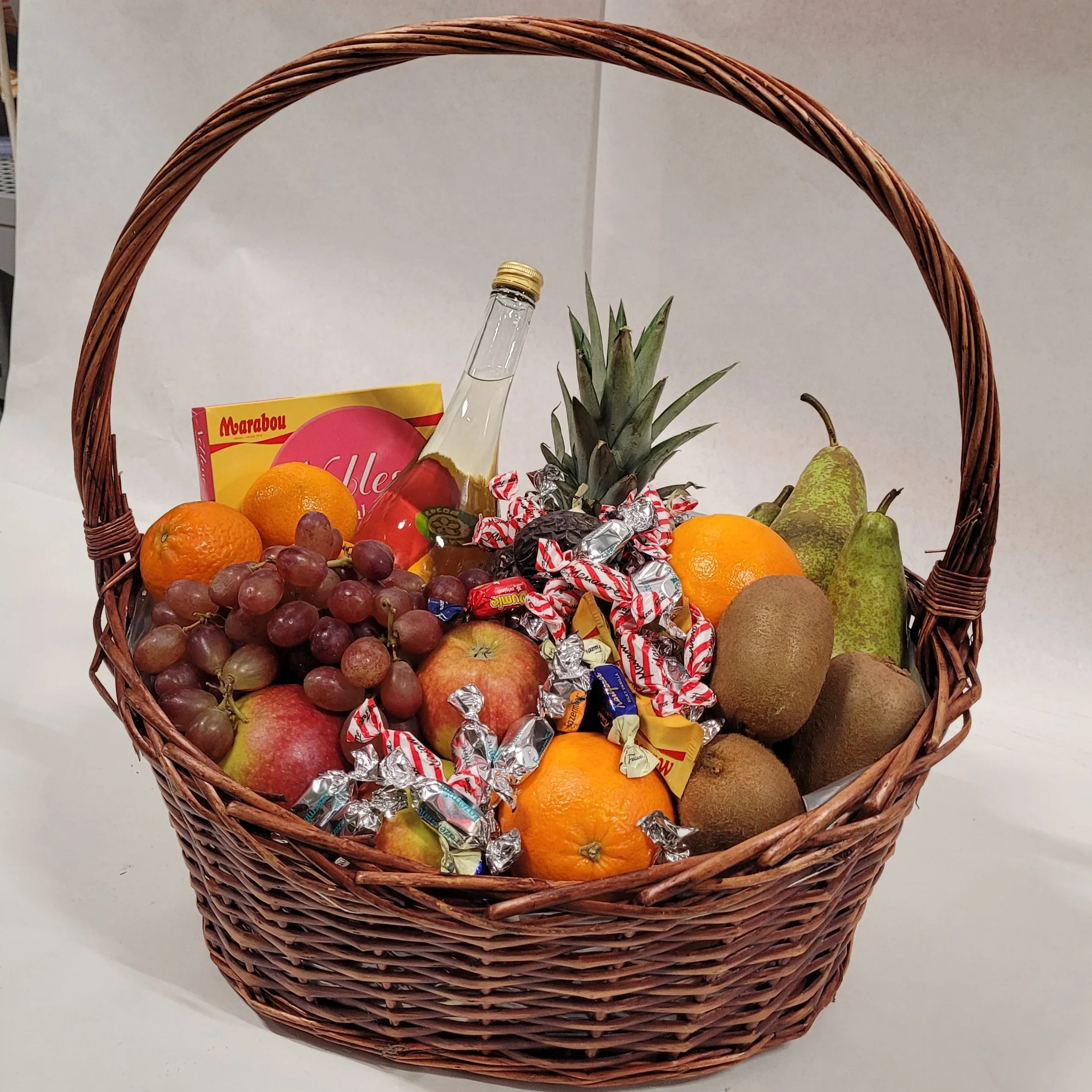 Stor korg fylld med frukt och choklad