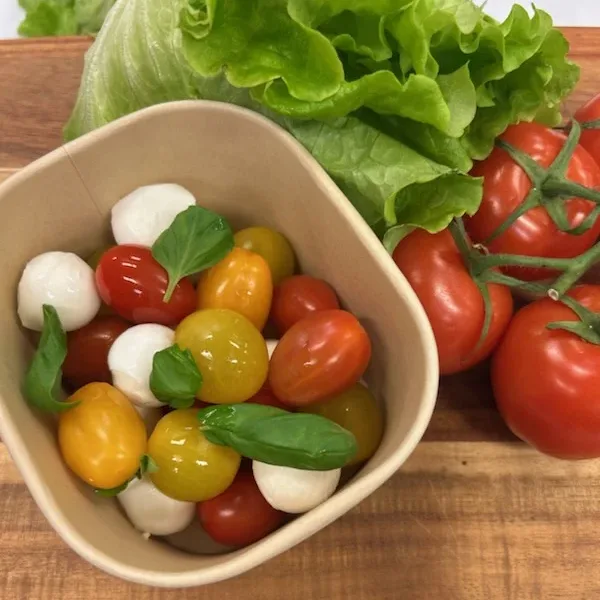 Caprese sallad med tomat, mozzarella och basilika. En portion 100g