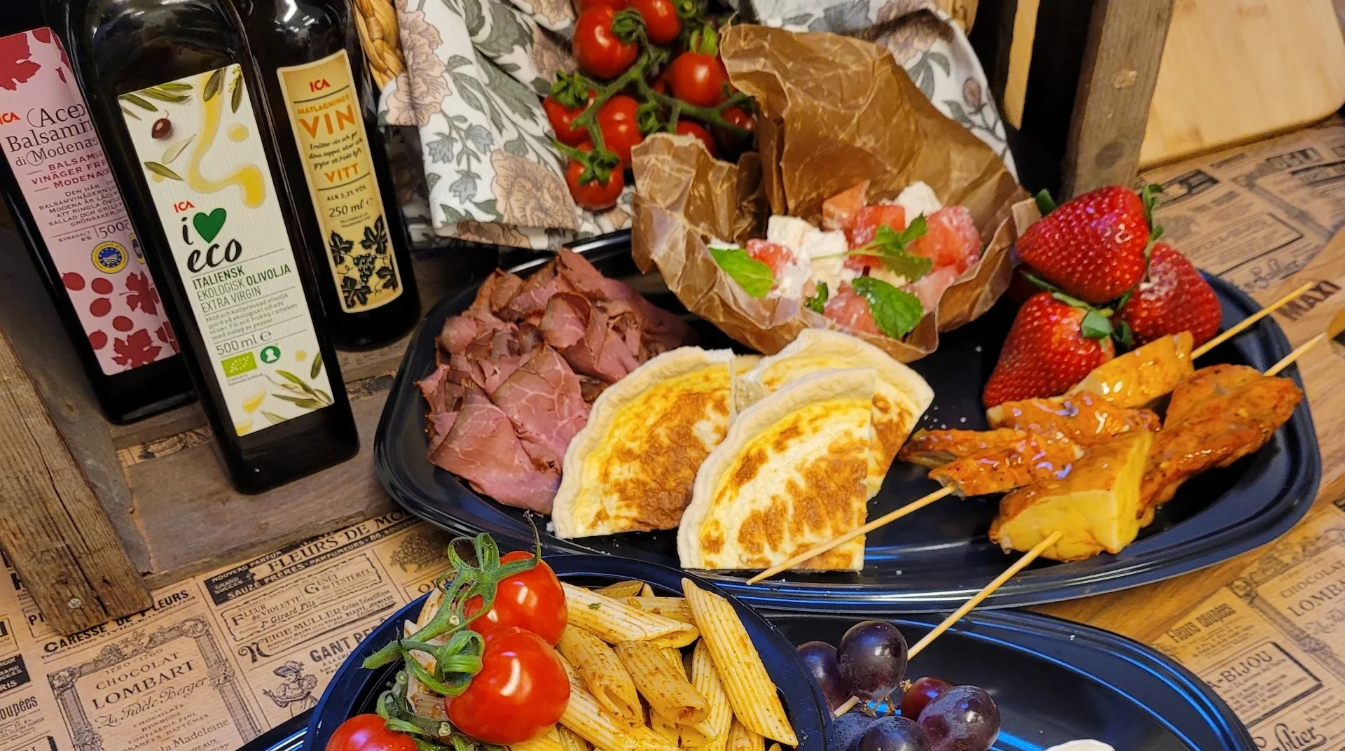 Vår maxibuffé, upplagd på svarta fat.