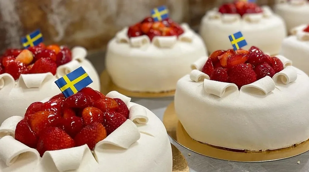 Jordgubbsprinsess-tårtor med flaggor på.