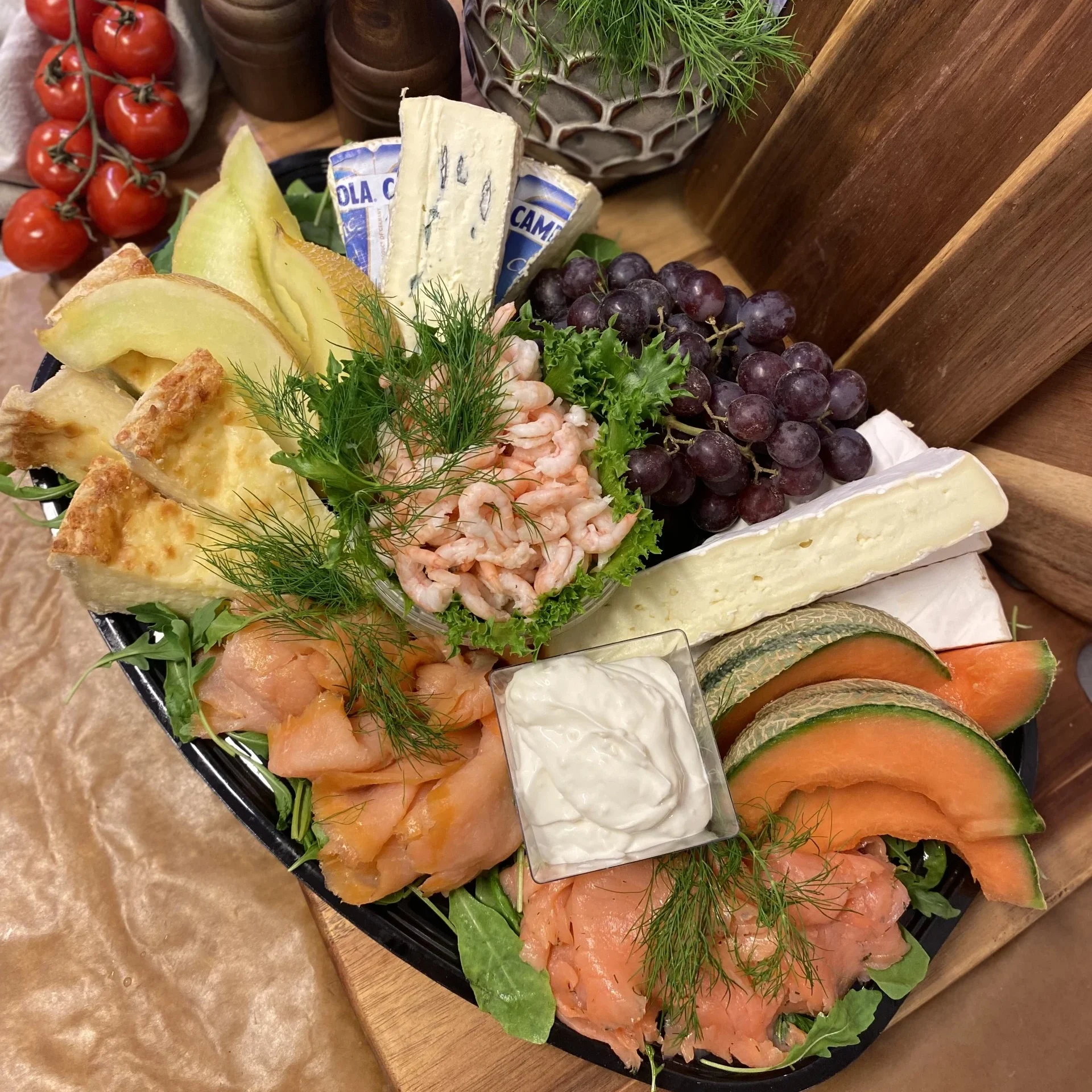 fat med kallrökt lax, västerbottenostpaj., aioli, färska räkor, frukt, ost
