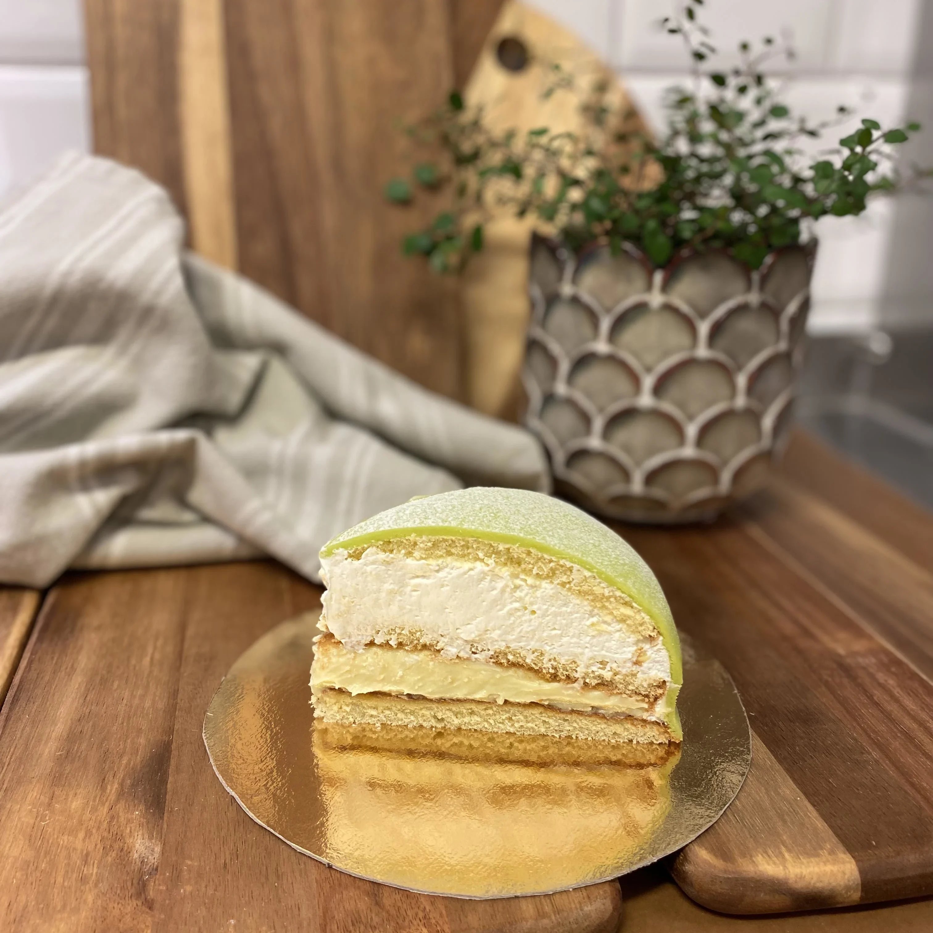 Bit från en grön princesstårta med grädde och vaniljkräm.