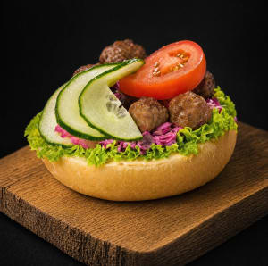 Thekaka från eget bageri, smör, rödbetssallad, köttbullar, gurka, tomat, sallad.