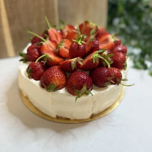 Jordgubbstårta med jordgubbar och grädde