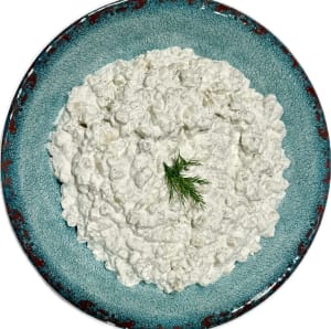 Kökets egna potatissallad, med lök och dill.