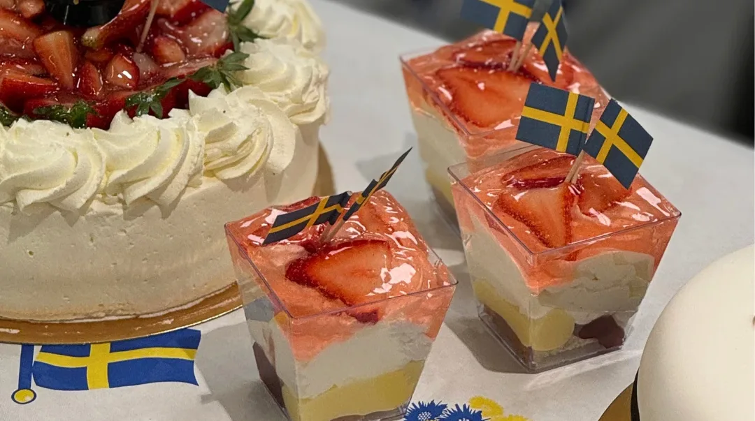 Tårta med en studentmössa och jordgubbar.