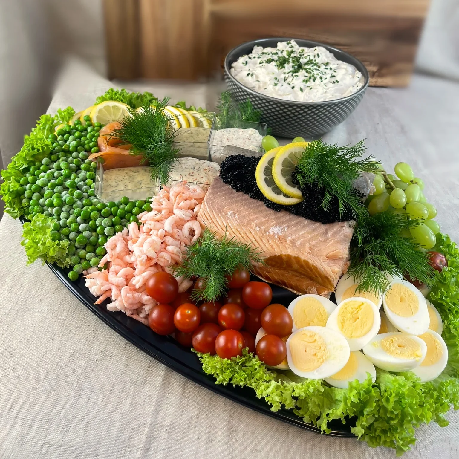 Bufféfat med kallrökt lax, varmrökt lax och handskalade räkor