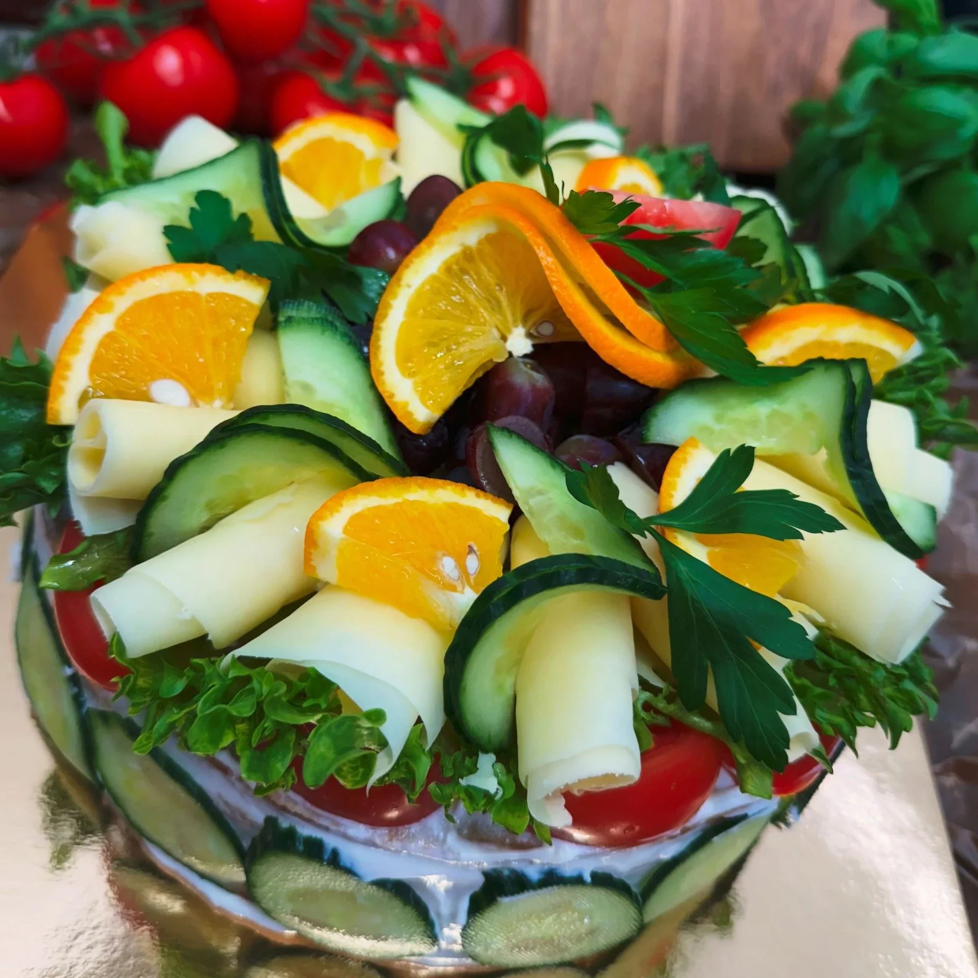 Vegetarisk smörgåstårta dekorerad med olika grönsaker, frukt och ost