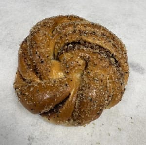 Kanelsnäcka bakad med smör, penslad med smör och doppad i råsocker.