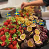 Fruktfat med druvor och flaggor