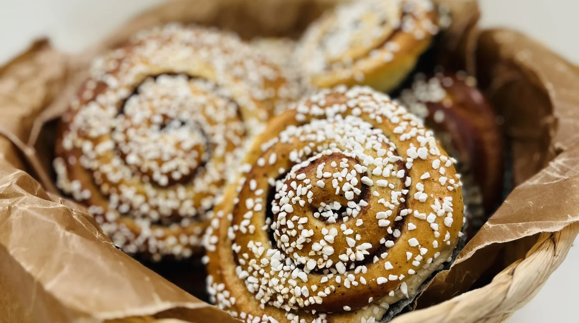 Kanelbullar i en korg från Maxi Högsbo 421 bageri