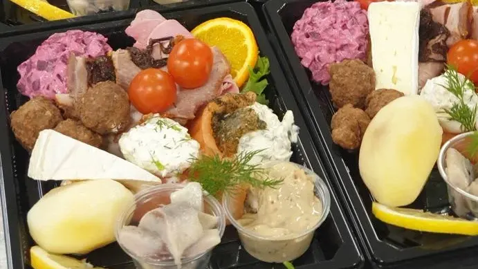 Påskmat på tallrik, dekorerad med frukt och grönt!