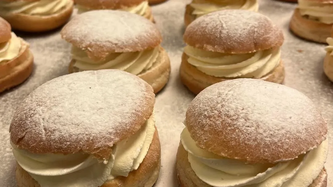 En uppsjö av härliga semlor direkt på produktionsbordet