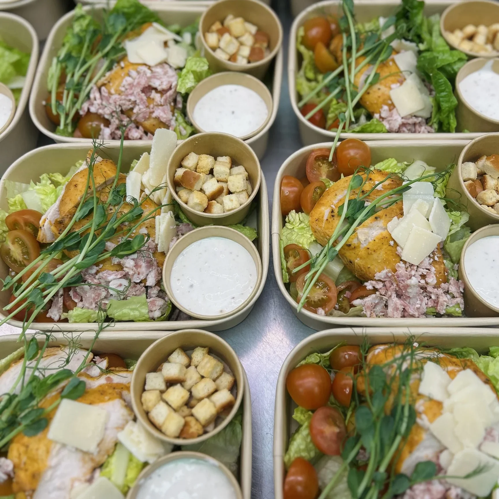 Flera sallader med kyckling, sallad varberg, varberg sallad, caesarsallad varberg