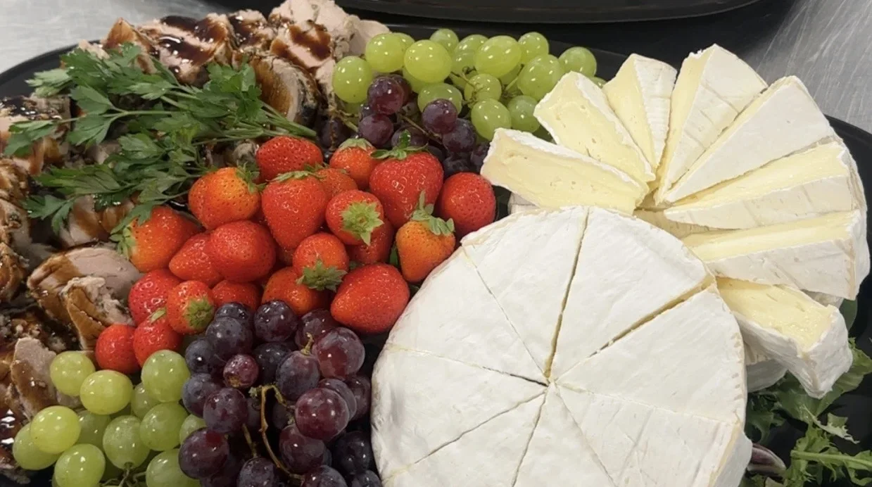 Bricka med ost och charkprodukter till alla hjärtansdag