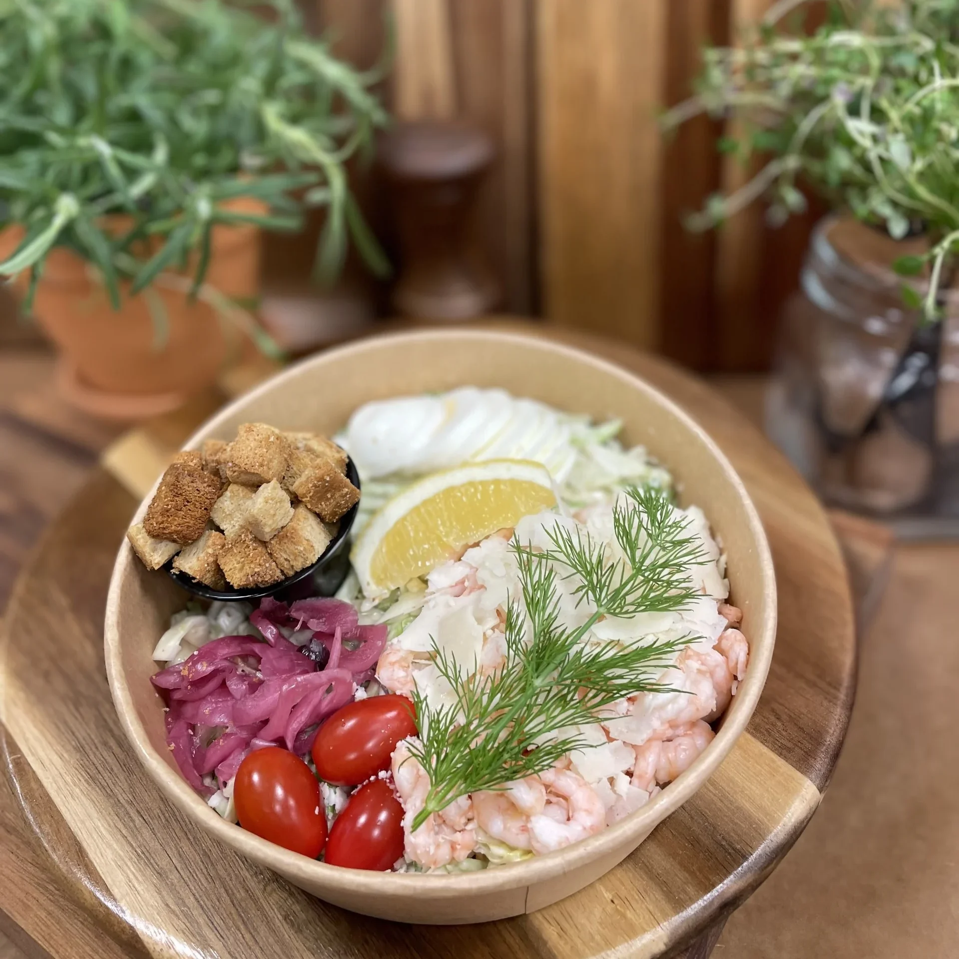 Caesarsallad med handskalade räkor