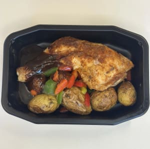 Kycklingklubba med rostad potatis och rödvinsås