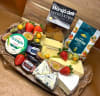 Brieost, Kaltbach, Morfar Päroncognac, Boursin färskost vitlök, Gruyere, St agur, Marmelad, Druvor, Passionsfrukt, Jordgubbar, Physalis, Mörsjö delikex, Crostini.