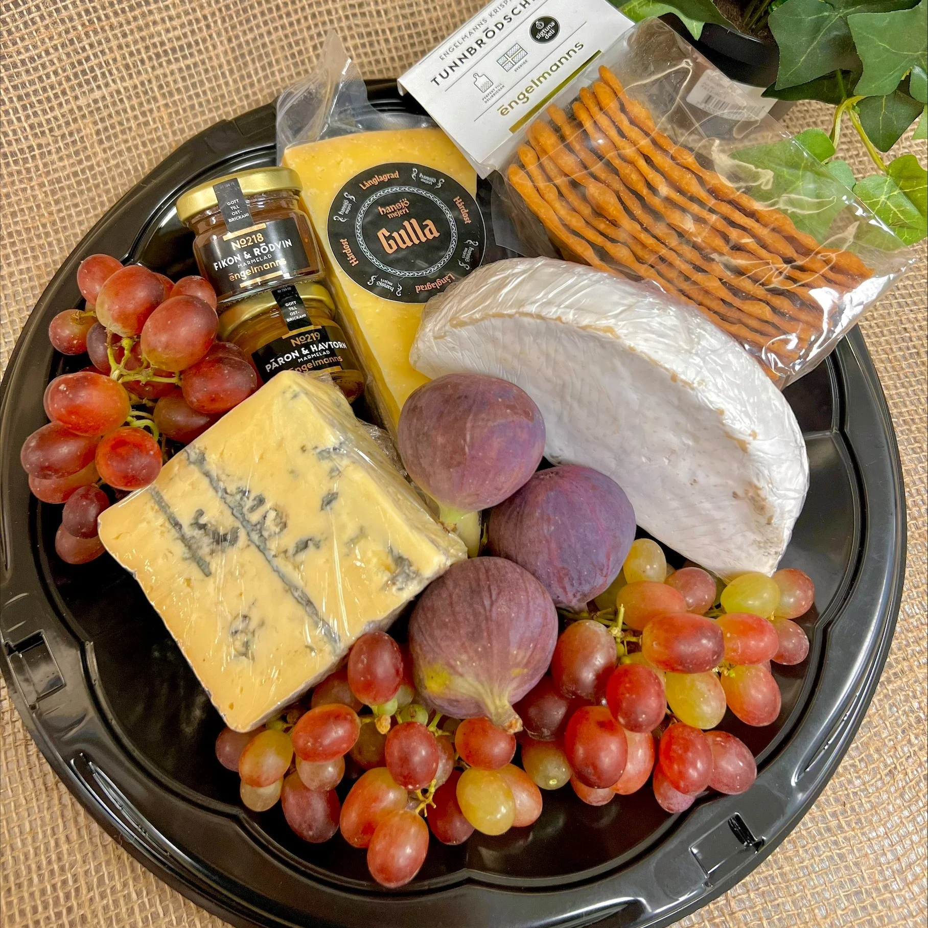 Lyxig ostbricka med Hansjöost. Tunnbrödschips, marmelad och fikon