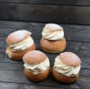 Vanlig semla (vänster bak), laktosfri semla (höger bak) Minisemlor (längst fram)