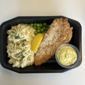 Panerad fisk med potatismos och remouladsås