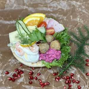 Macka på hällakaka med klassiska tillbehör som hör julen till.