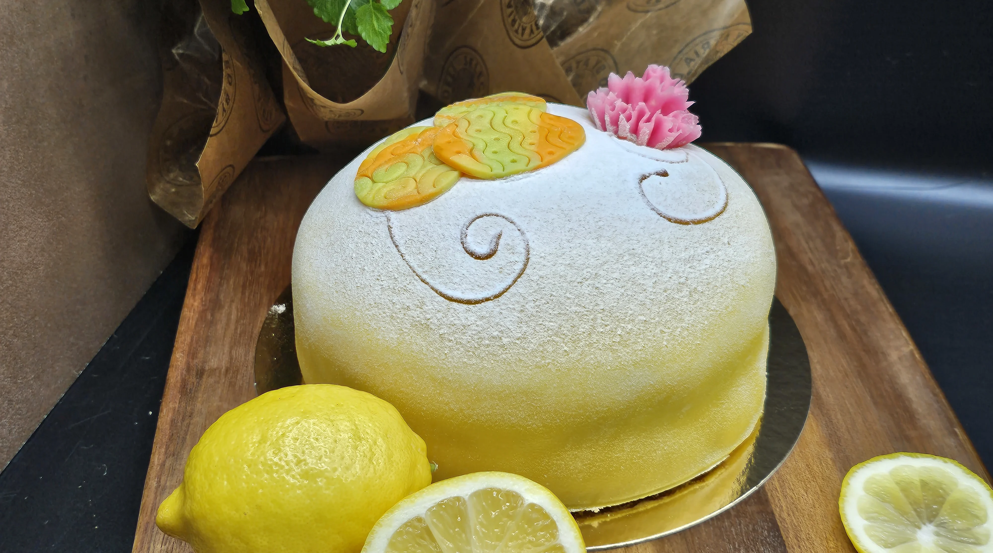 Påsktårta med smak av citron. dekorerad med en rosa nejlika.