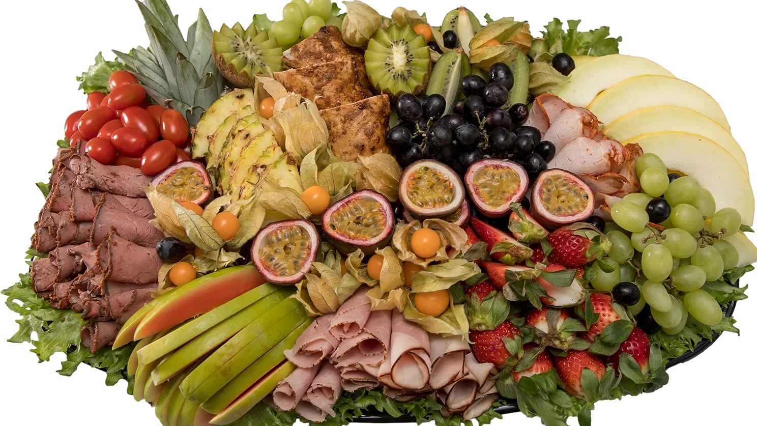 Bricka med grillad rostbiff, kycklingfilé, skivad kokt skinka, rökt skinka, pastrami, frukt.