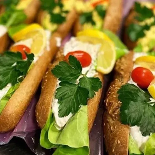 En baguette med mörkt bröd med skagenröra