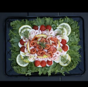 Smörgåstårta fotad från ovan med topping av lax och räkor