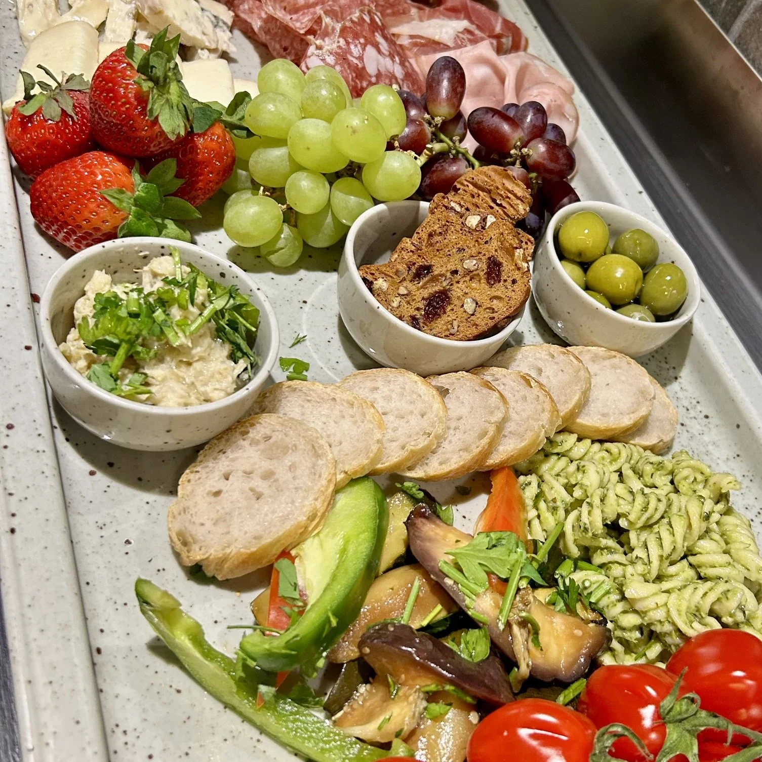 En buffé som är mycket omtyckt och perfekt för mingelfesten, 40-årskalaset eller AW på kontoret. OBS! Bilden är ett serveringsförslag