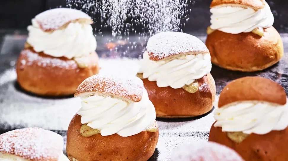 Flera Klassiska semlor med florsocker