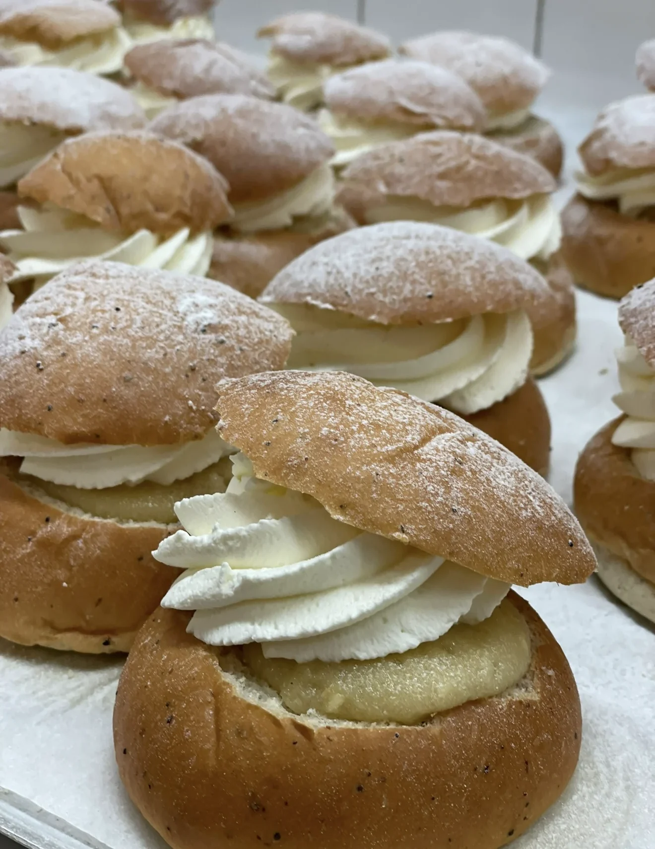 Massor av goda semlor på en bänk.