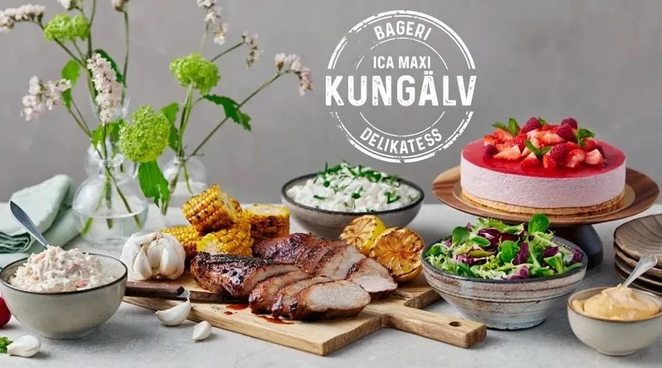 Festfat med blandade frukter, skinka, rostbiff och kycklingspett,moussetårta