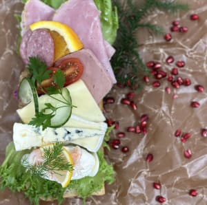 Jullandång på klassiskt landgångsbröd, toppad skinka, sallad, ostar med mera