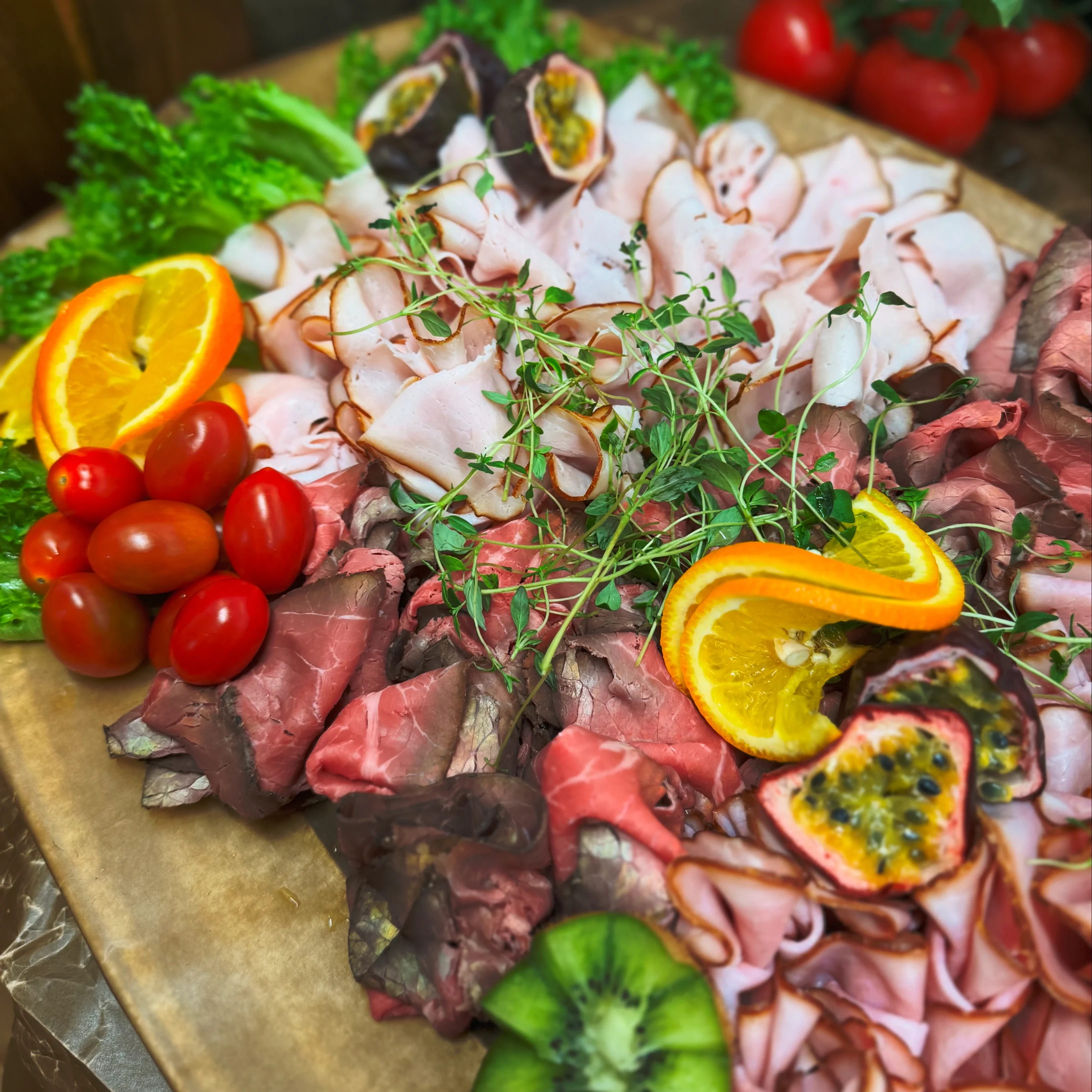 Uppläggningsfat med olika chark produkter och grönsaker