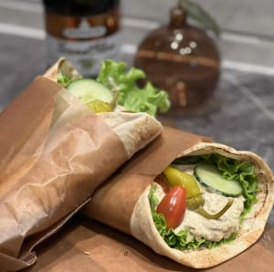 Libabröd fyllt med vår egna kebabröra & färska grönsaker.