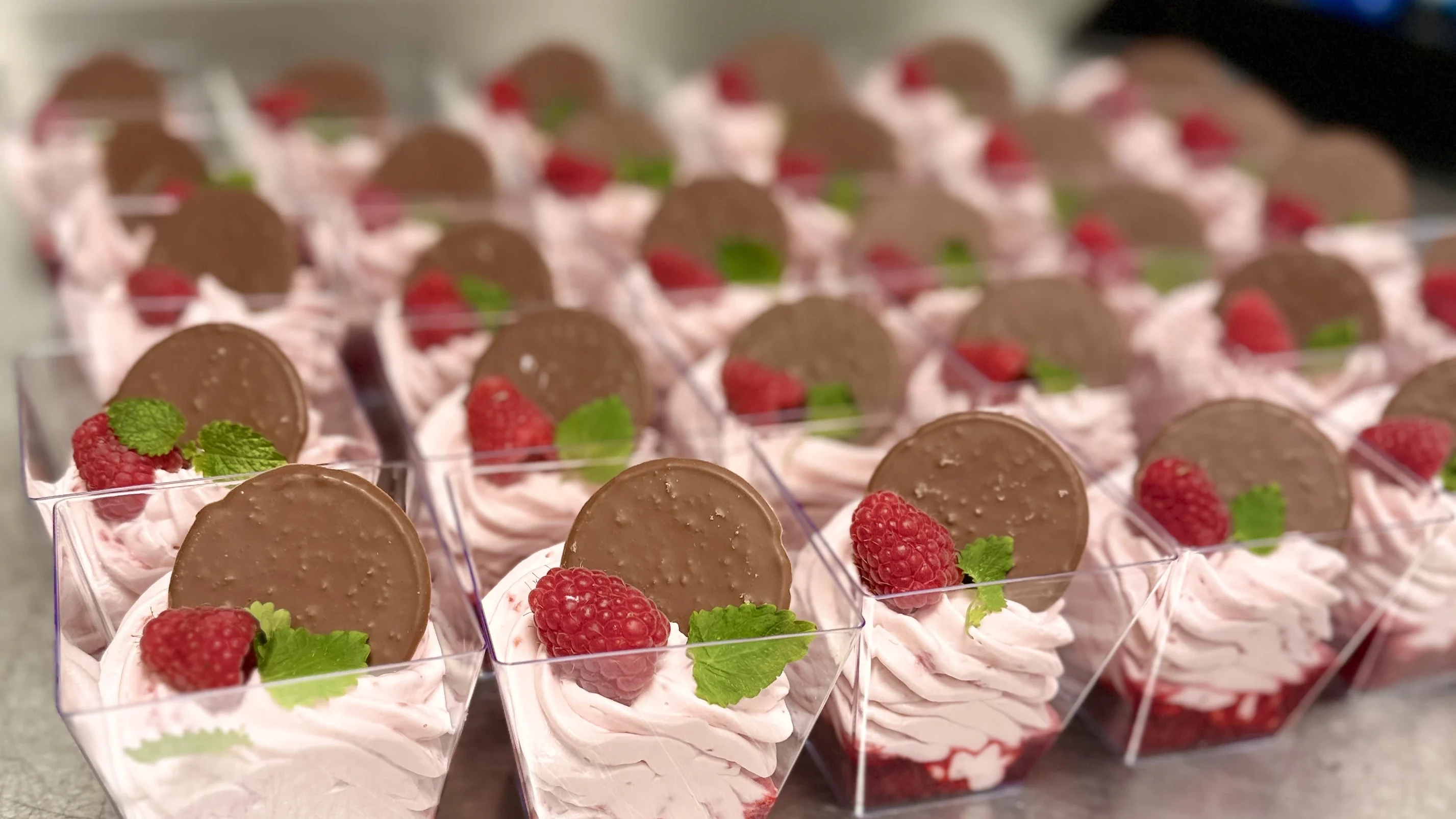 Hallonmousse med Philadelphiaost samt hallonkompott i botten, toppad med hallon och Noblesse.