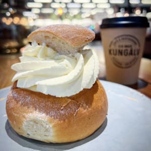Äntligen är säsongen för semlor här, hos oss hittar du nybakade, saftiga semlor i olika tappningar