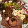 En bricka med en blandning av olika salami, ölkorv, oliver, ost och kycklingben