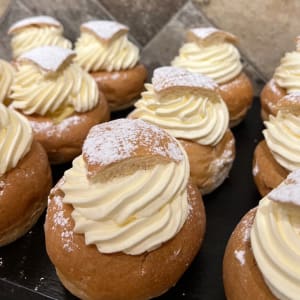 Semla med mandelmassa och fluffigt vispad gräddde.