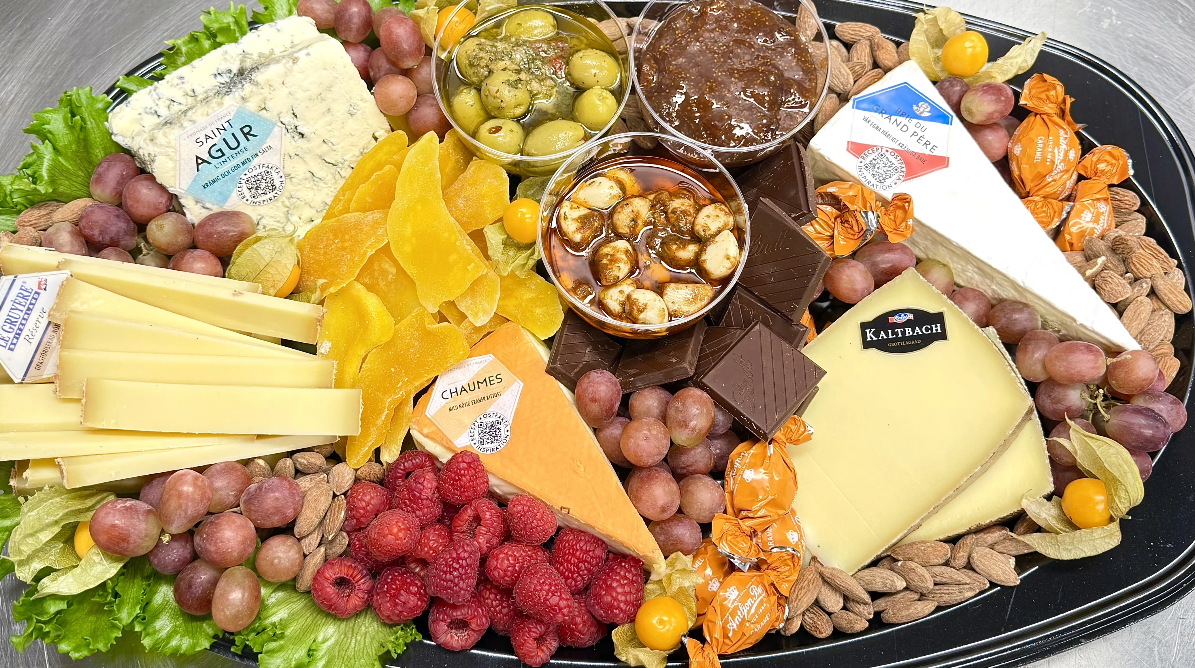 Vår lyxiga ostbricka med blandade godsaker, ju högre pris desto mer lägger vi på, denna på bilden ligger på 999 kr.