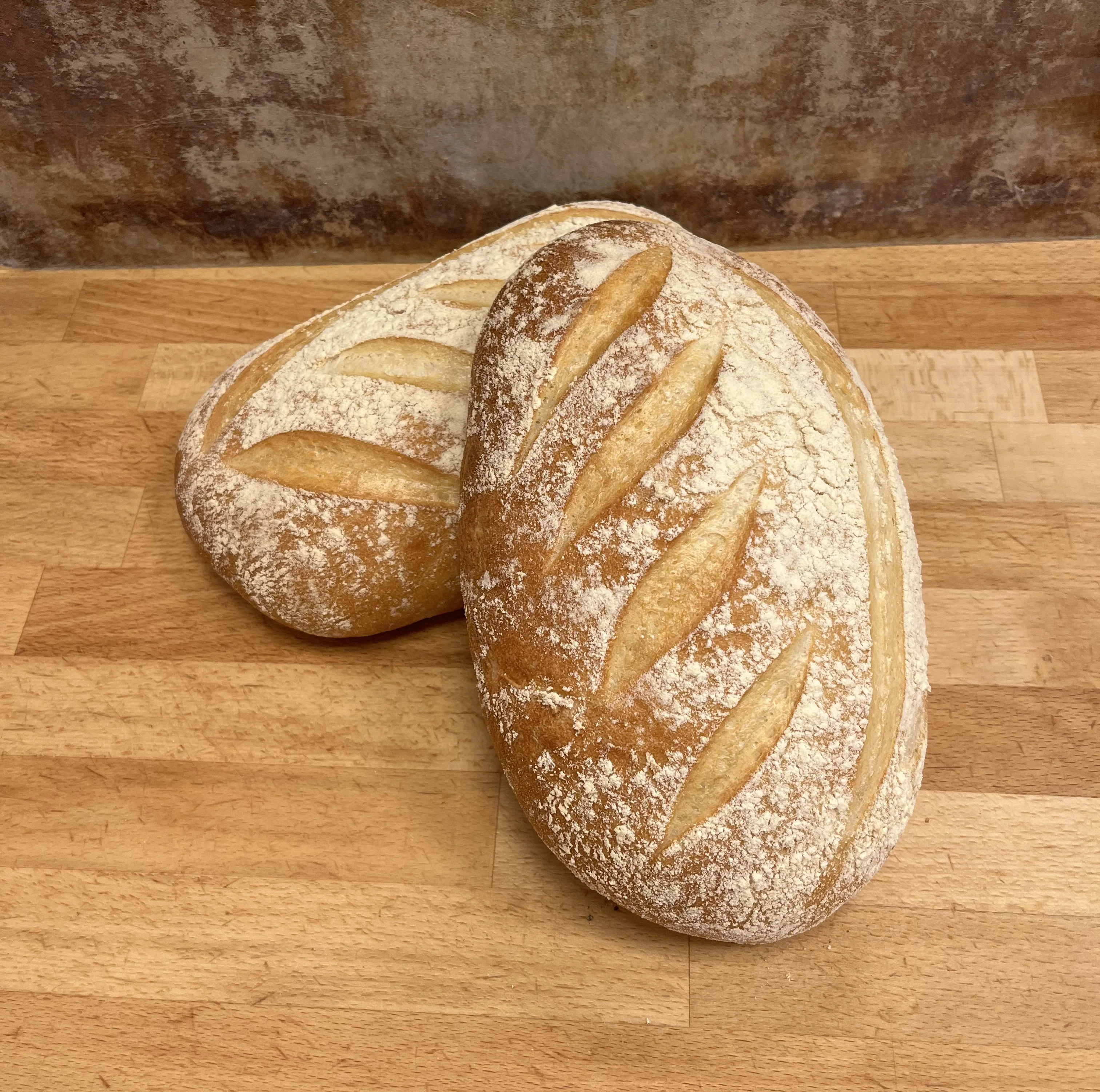 Ett ljust bröd bakat med durum, olivolja och havssalt
