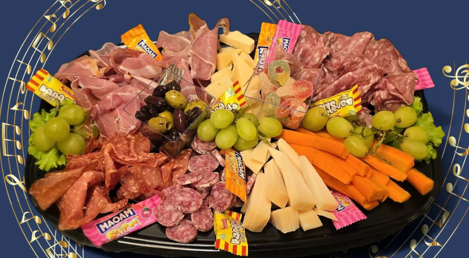 Musikfat med chark ost frukt godis