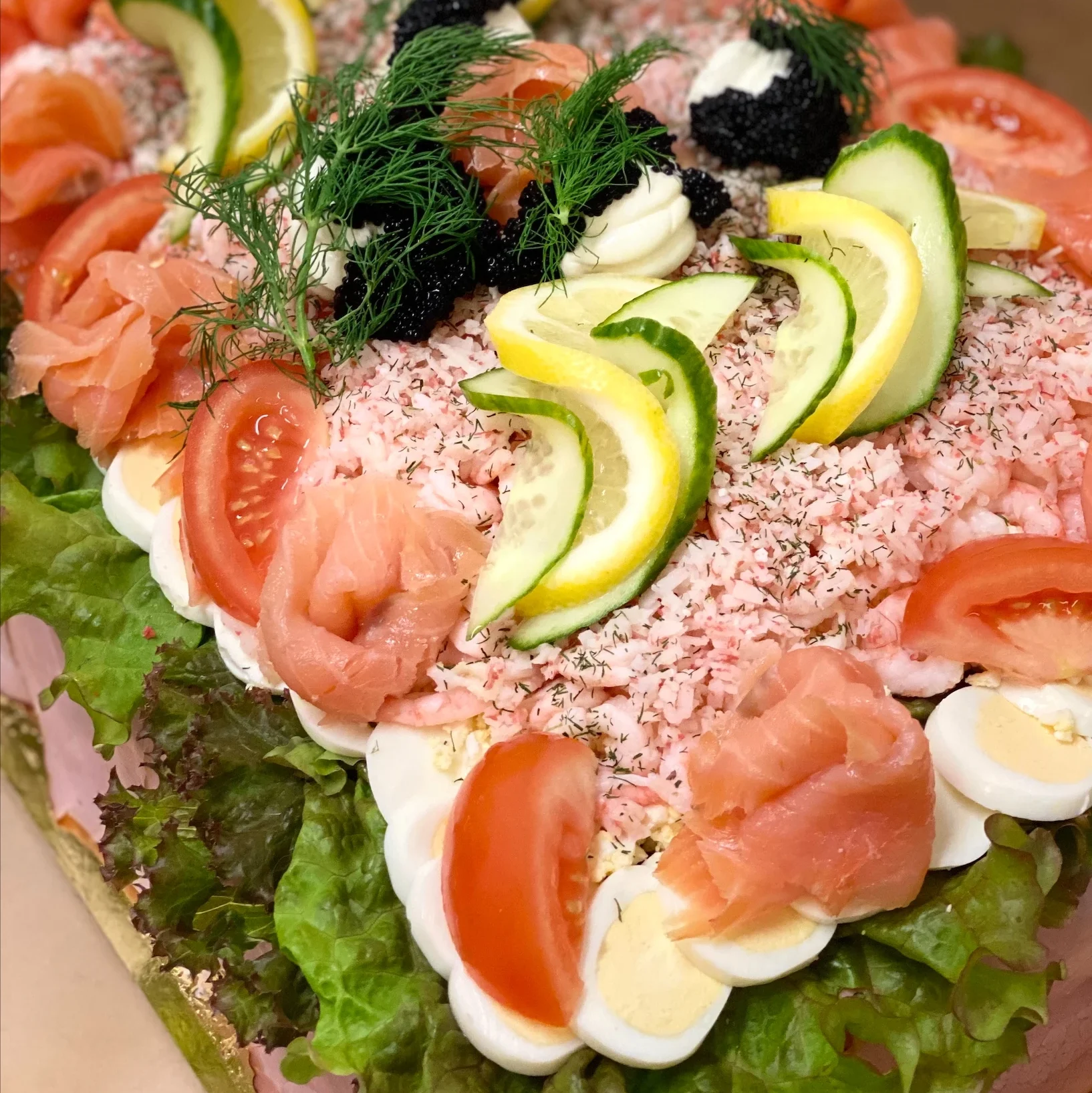 Kvantumtårta med räkor, lax och surimi