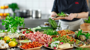 Vi på Kvantum Sollentuna brinner för matglädje! Em vy av en buffe med kallskuret.