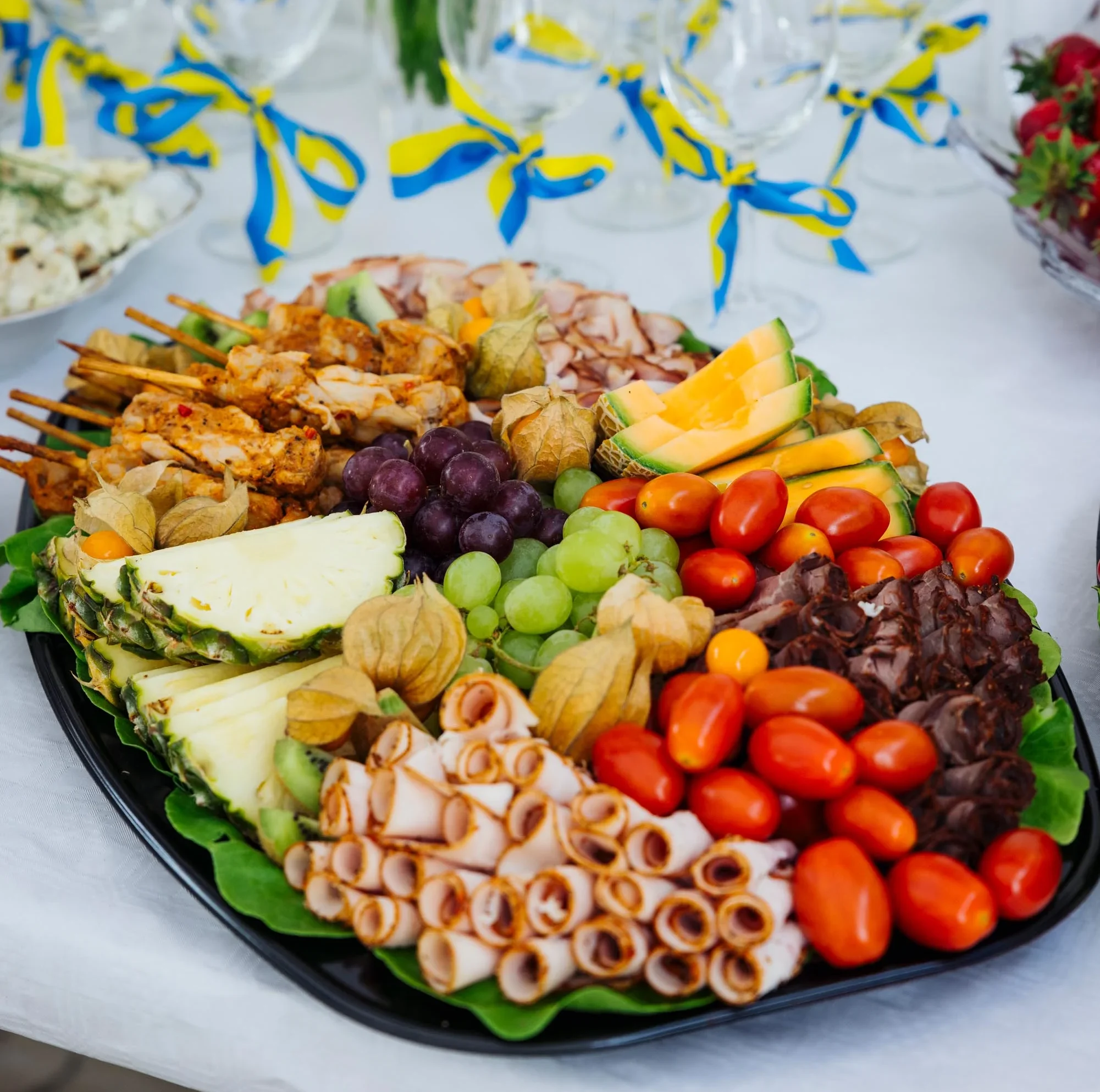 Fat med olika kalllskuret, goda grönsaker och härliga frukter