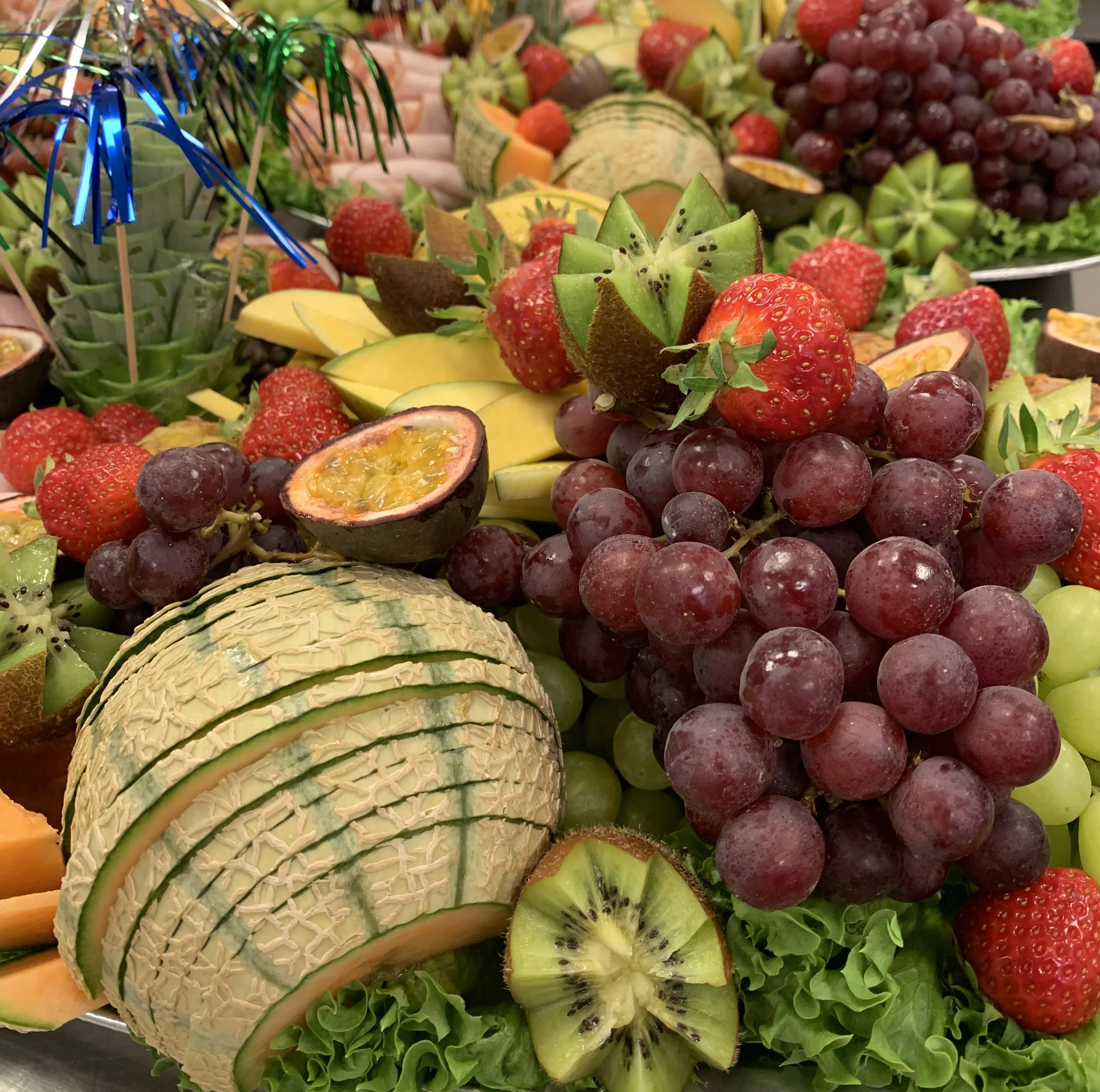 Bufféer med kallskurit och exotiska fruktor