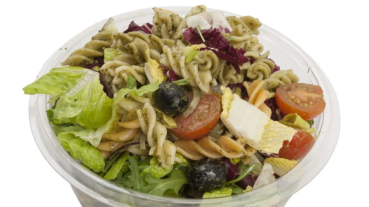 Pasta pesto med oliver, tomater och salladsmix