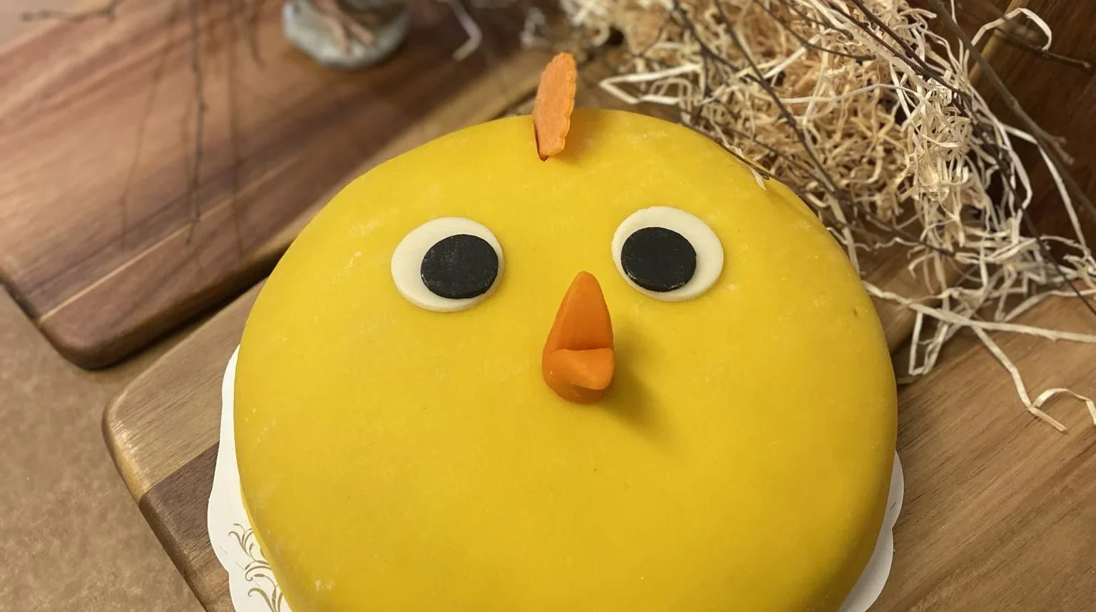 Tårta med dekorationer så att den ser ut som en påskkyckling